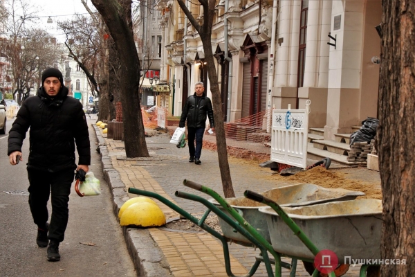 Большие «тротуарные» раскопки в центре Одессы: зачем они нужны и когда закончатся. Фото