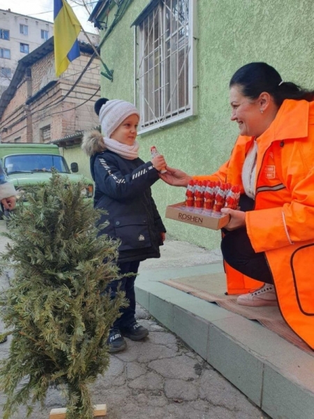  У Труханова рассказали, где можно оставить ненужную ёлку и получить за это конфету