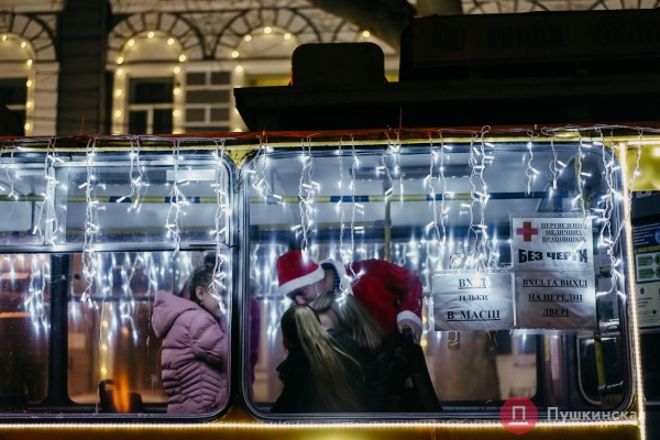 В Одессе прошел парад «одетых» по-новогоднему троллейбусов: как это было. Фото, видео