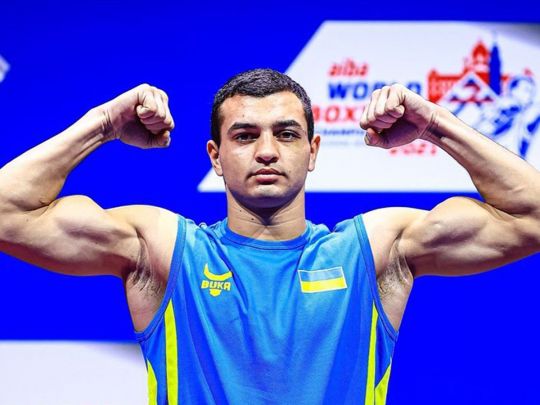 Український чемпіон світу з боксу Захарєєв отримав під новорічну ялинку елітний позашляховик