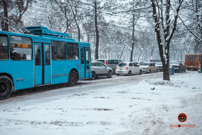 Знеструмлені населені пункти та світлофори, зледеніла контактна мережа, деревопад: у Дніпрі та Одесі розгулялася стихія
