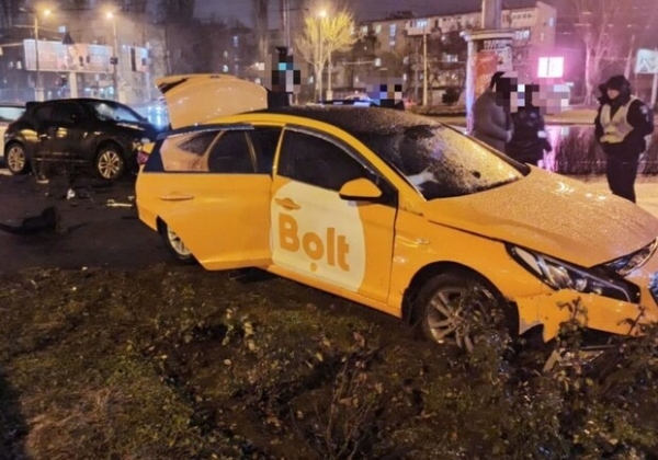 В Одессе на площади Толбухина столкнулись автомобиль Nissan и такси Bolt