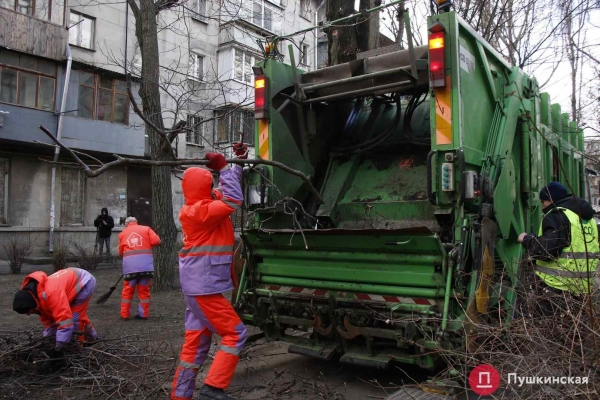Коммунальные службы начали генеральную уборку и инвентаризацию дворов Одессы: зачем это нужно. Фото