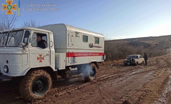 На севере Одесской области застревают в грязи автомобили