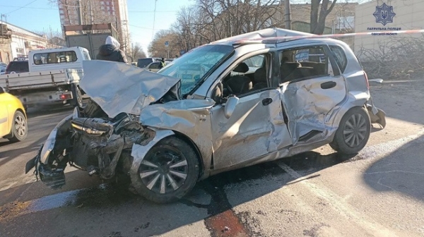 Автобус повредил четыре автомобиля и врезался в здание на Молдаванке