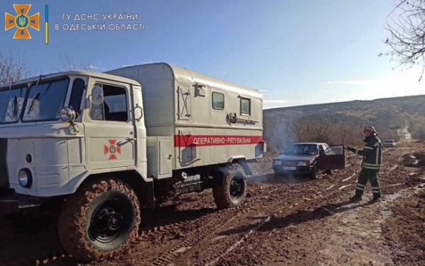 На севере Одесской области застревают в грязи автомобили