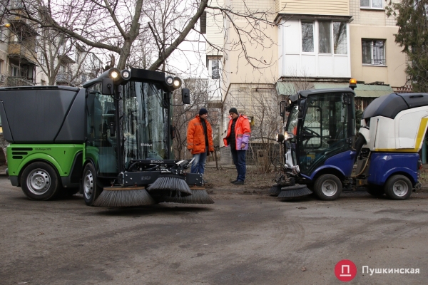 Коммунальные службы начали генеральную уборку и инвентаризацию дворов Одессы: зачем это нужно. Фото