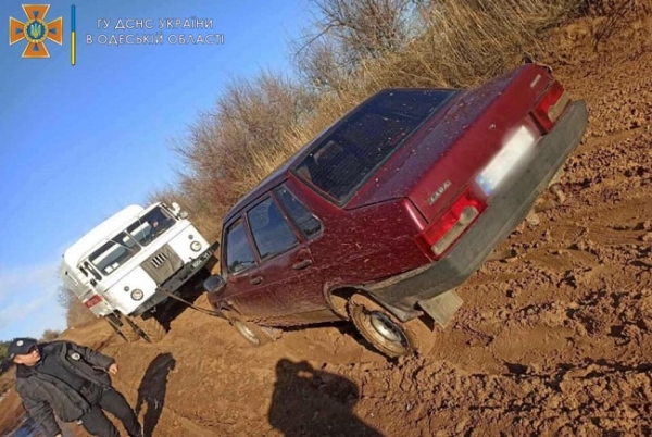 На севере Одесской области застревают в грязи автомобили