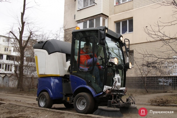 Коммунальные службы начали генеральную уборку и инвентаризацию дворов Одессы: зачем это нужно. Фото