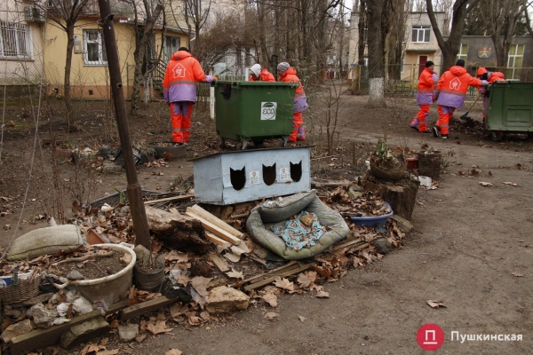 Коммунальные службы начали генеральную уборку и инвентаризацию дворов Одессы: зачем это нужно. Фото