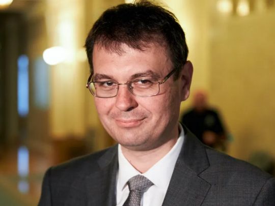Чому фігурант санкційного списку США кидає тінь на голову податкового комітету: версія ЗМІ