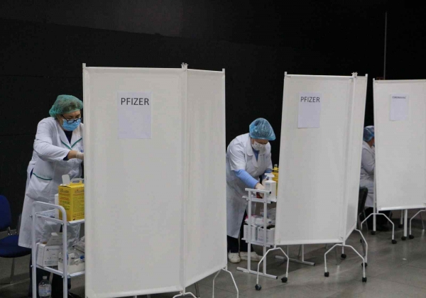 Бустерная доза вакцины от COVID-19 будет доступна в Украине для всех вакцинированных старше 18: как ее получить