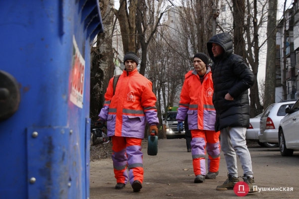 Коммунальные службы начали генеральную уборку и инвентаризацию дворов Одессы: зачем это нужно. Фото