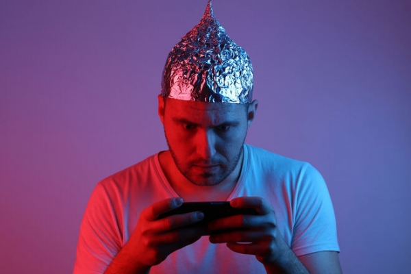 
Нужна шапочка из фольги. Названы смартфоны с самым высоким уровнем излучения
