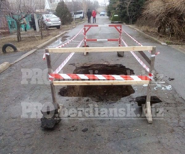 Операція завершилася провалом: у курортному Бердянську автомобіль аварійної служби провалився під асфальт
