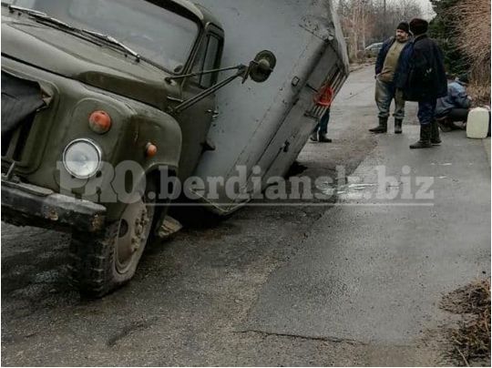 Операція завершилася провалом: у курортному Бердянську автомобіль аварійної служби провалився під асфальт