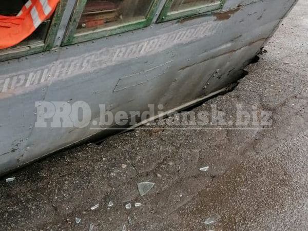 Операція завершилася провалом: у курортному Бердянську автомобіль аварійної служби провалився під асфальт