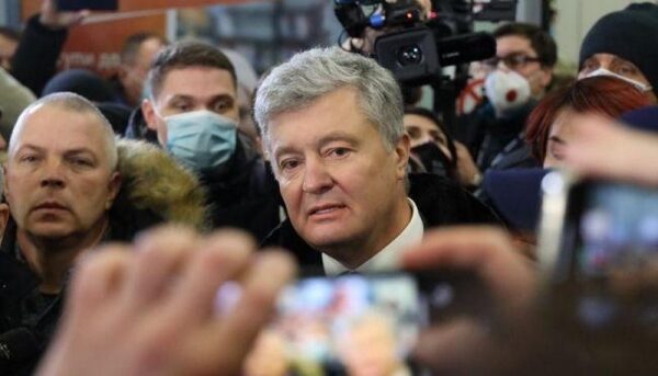 Порошенко в аэропорту отказался принять повестку, &mdash; ГБР