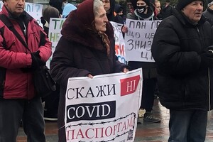 Высокие тарифы и застройка: под одесской мэрией проходят сразу три митинга
