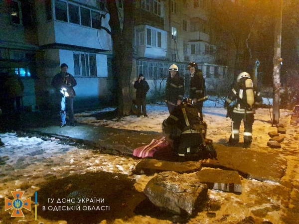 Ночью на Филатова произошел пожар в 5-этажке: сгорела квартира и балконы. Фото