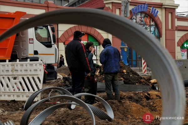 Как продвигается капремонт перекрестка у «Привоза»: старинный коллектор укрепляют пластмассой. Фото