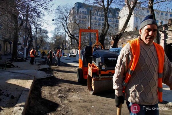 Затянувшиеся раскопки на Осипова: улицу уже асфальтирует, совсем скоро она &laquo;поедет&raquo;. Фото