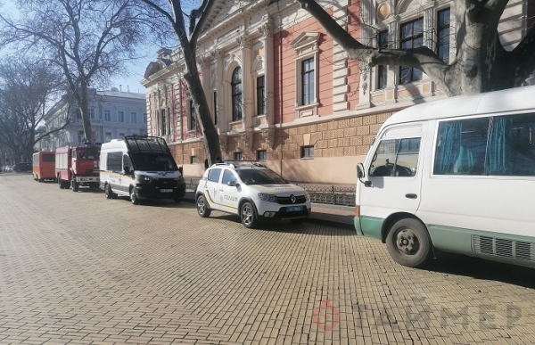 Перед началом сессии к Одесскому горсовету стянули спецслужбы