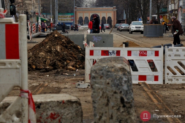Как продвигается капремонт перекрестка у «Привоза»: старинный коллектор укрепляют пластмассой. Фото