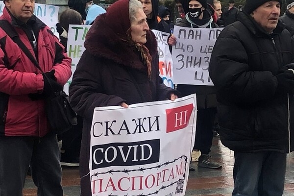 Высокие тарифы и застройка: под одесской мэрией проходят сразу три митинга