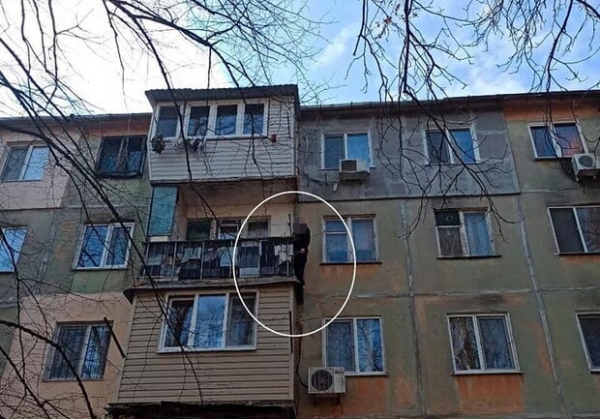 Висел на балконе: в Одессе патрульные задержали домушника