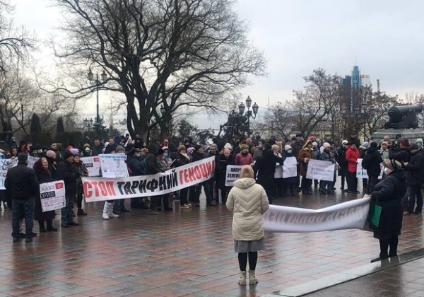 Высокие тарифы и застройка: под одесской мэрией проходят сразу три митинга