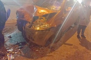 В Одессе водитель сбил 12-летнюю девочку и врезался в припаркованные авто
