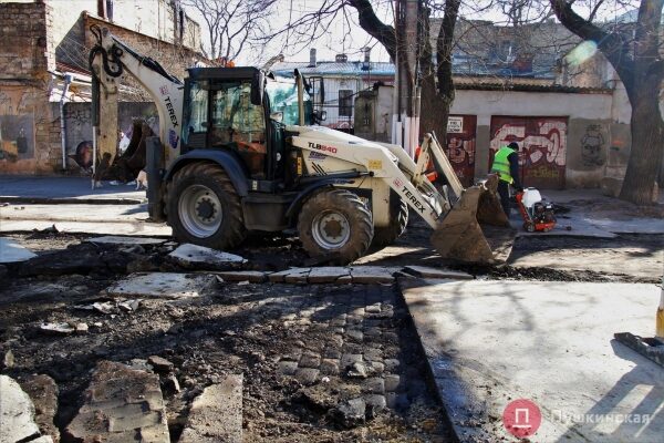 Затянувшиеся раскопки на Осипова: улицу уже асфальтирует, совсем скоро она &laquo;поедет&raquo;. Фото