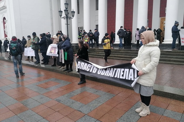 Высокие тарифы и застройка: под одесской мэрией проходят сразу три митинга