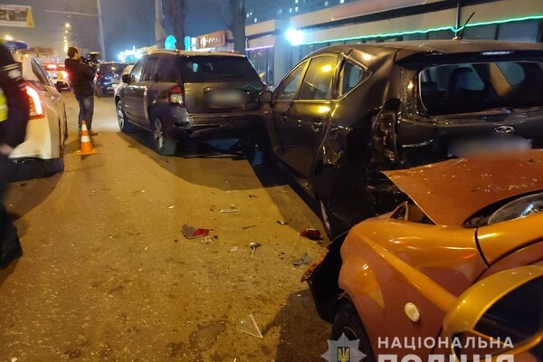 В Одессе водитель сбил 12-летнюю девочку и врезался в припаркованные авто