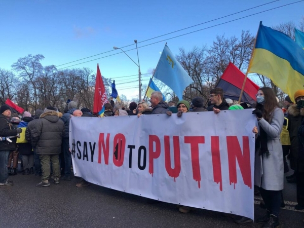 Иностранцев призвали выехать из Украины: будет ли «вторжение» и почему на Банковой спокойны