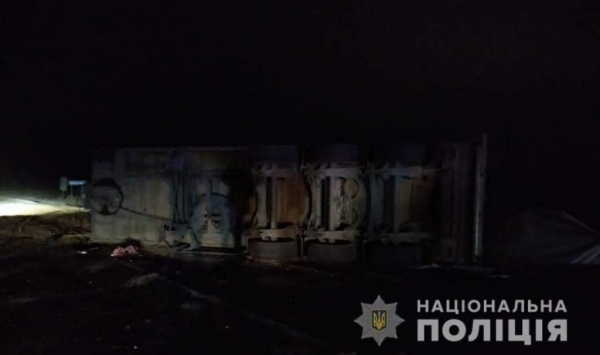 Под Одессой фура раздавила авто: погибли три человека