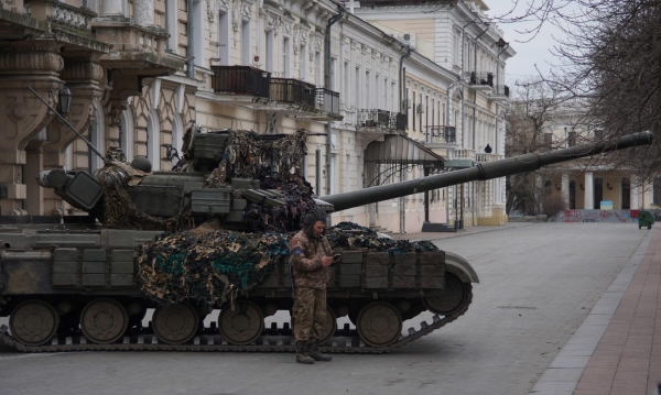 Боевая сталь на страже Одессы: военные сделали необычный фоторепортаж из центральной части города