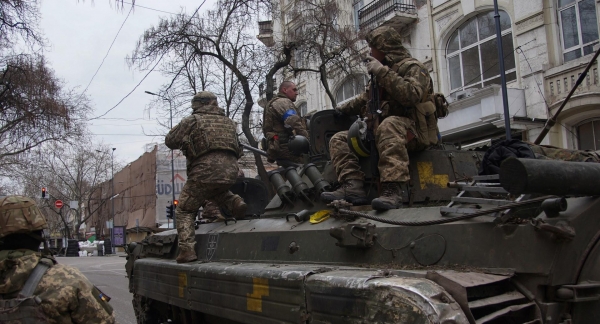 Боевая сталь на страже Одессы: военные сделали необычный фоторепортаж из центральной части города