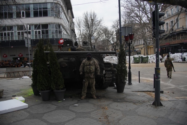 Боевая сталь на страже Одессы: военные сделали необычный фоторепортаж из центральной части города
