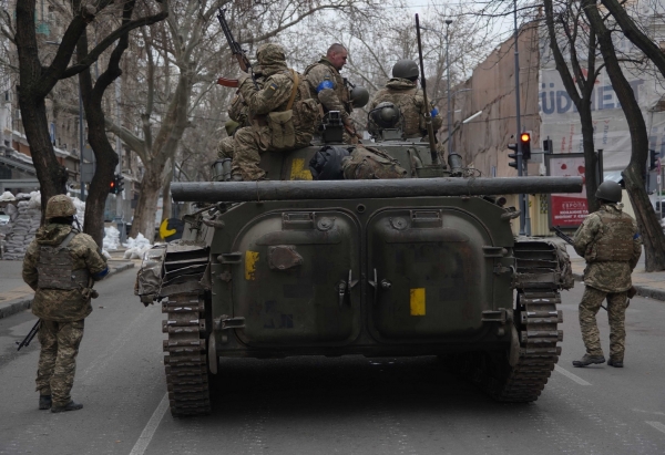 Боевая сталь на страже Одессы: военные сделали необычный фоторепортаж из центральной части города