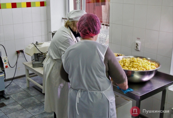 «Главное, чтобы у них были силы нас защищать»: как в школах и детсадах Одессы готовят еду для военных. Фото