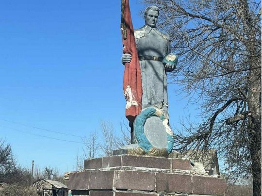 Російські окупанти продовжують нівечити пам’ятники Другої світової війни на Донеччині