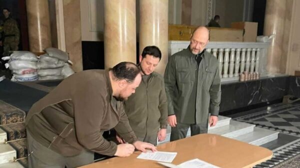 Зеленский подписал заявку на членство в ЕС. Фото