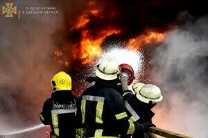 Одесские спасатели показали, как тушили пожар после ракетного удара 3 апреля Одесские спасатели показали, как тушили пожар после ракетного удара 3 апреля