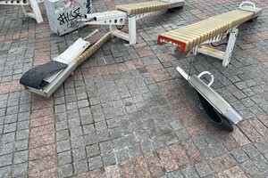 Многострадальные качели на Греческой продолжают разрушаться