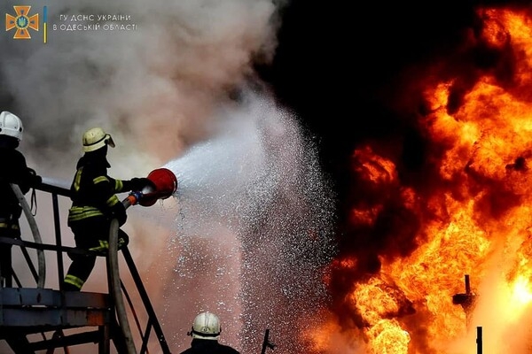 Одесские спасатели показали, как тушили пожар после ракетного удара 3 апреля
