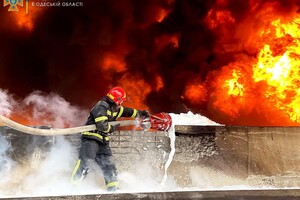 Одесские спасатели показали, как тушили пожар после ракетного удара 3 апреля