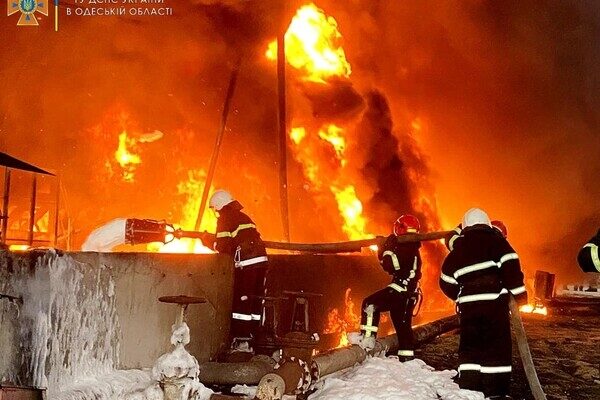 Одесские спасатели показали, как тушили пожар после ракетного удара 3 апреля Одесские спасатели показали, как тушили пожар после ракетного удара 3 апреля