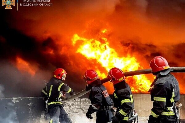 Одесские спасатели показали, как тушили пожар после ракетного удара 3 апреля Одесские спасатели показали, как тушили пожар после ракетного удара 3 апреля